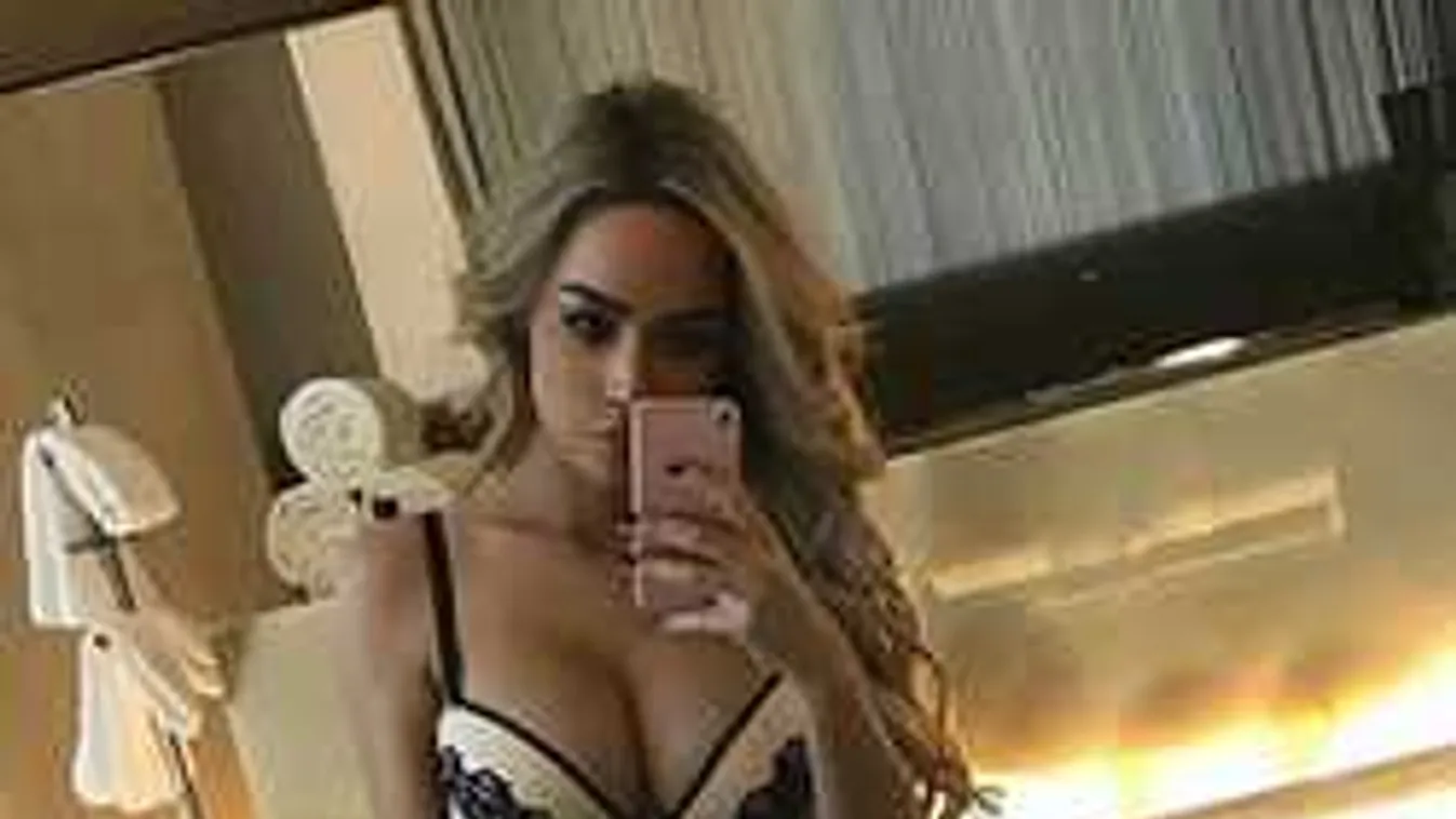 Nem férnek a melltartóba a dögös playmate keblei, 18+