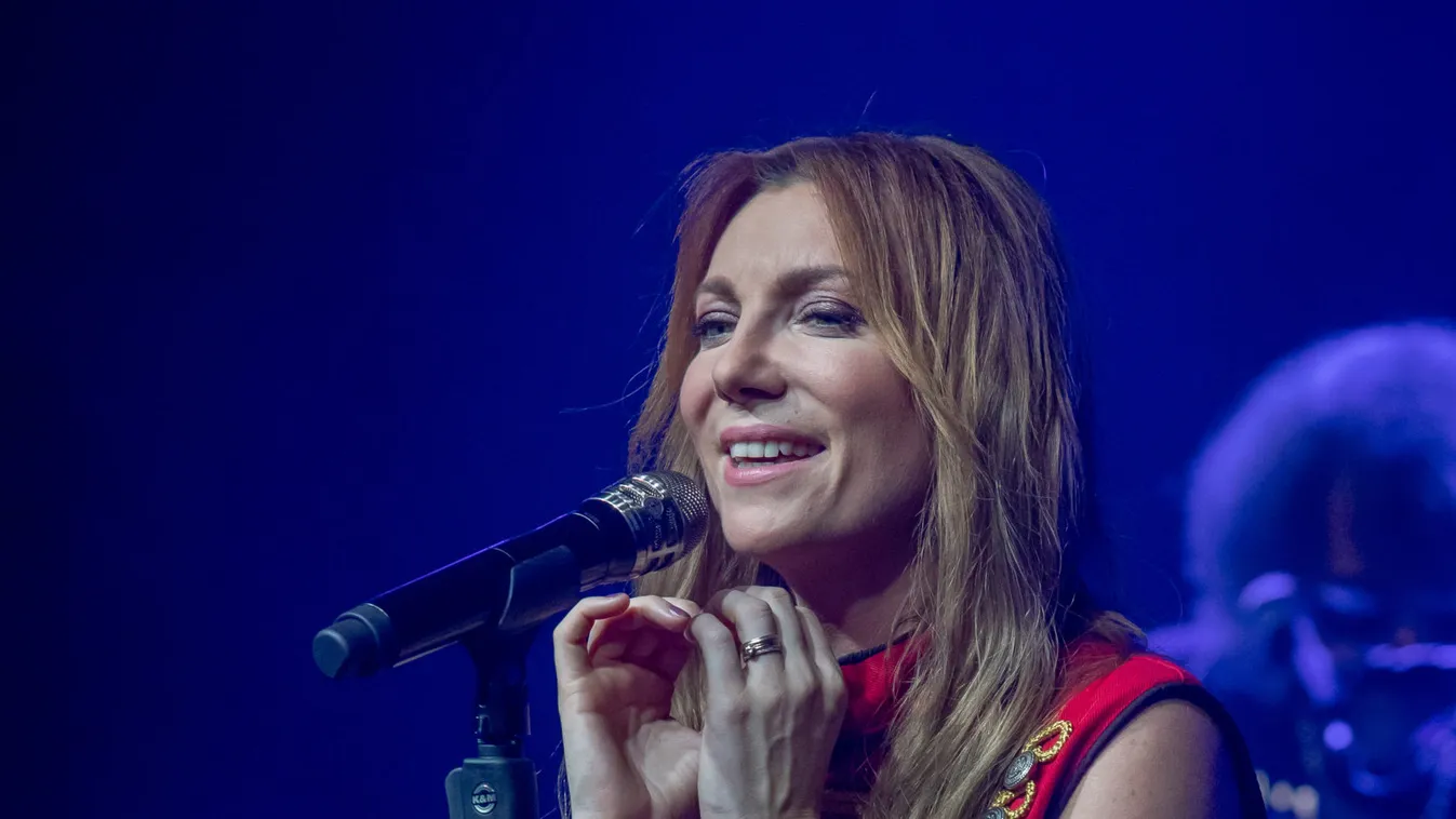 Szívhez szóló: Lélegeztetőgépet adott át Rúzsa Magdi