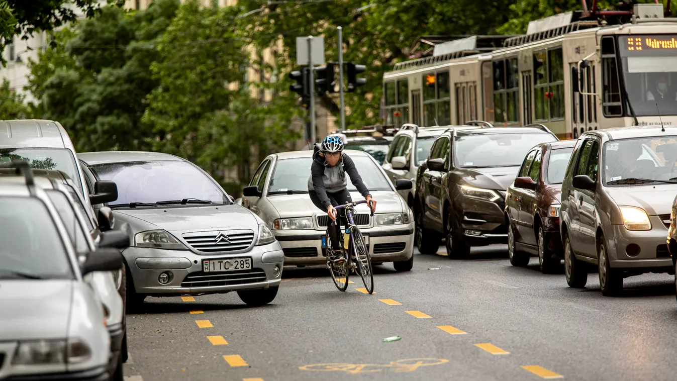 Minden autós rémálma: életveszélyesen manőverező bringást videóztak Budapesten