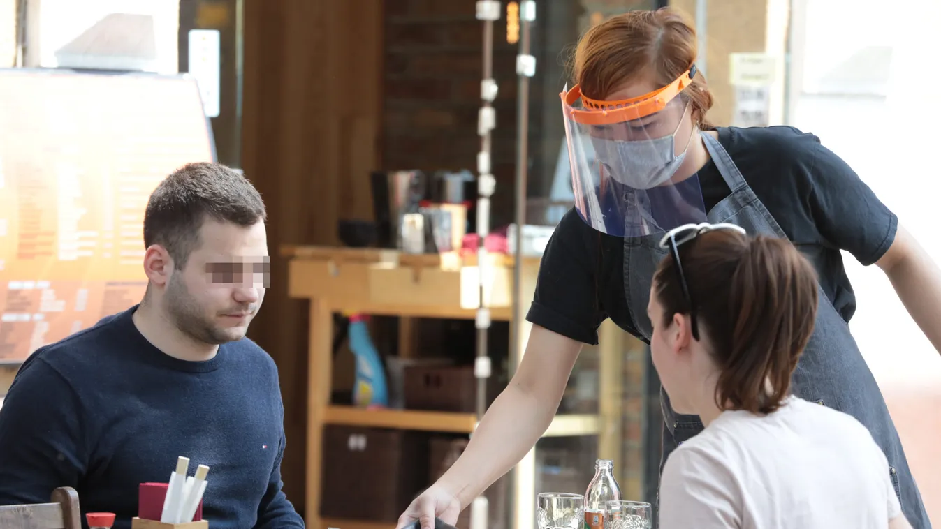 Így nyitottak Budapesten az éttermek, kávézók: lecsaptak a vendégek az első székekre