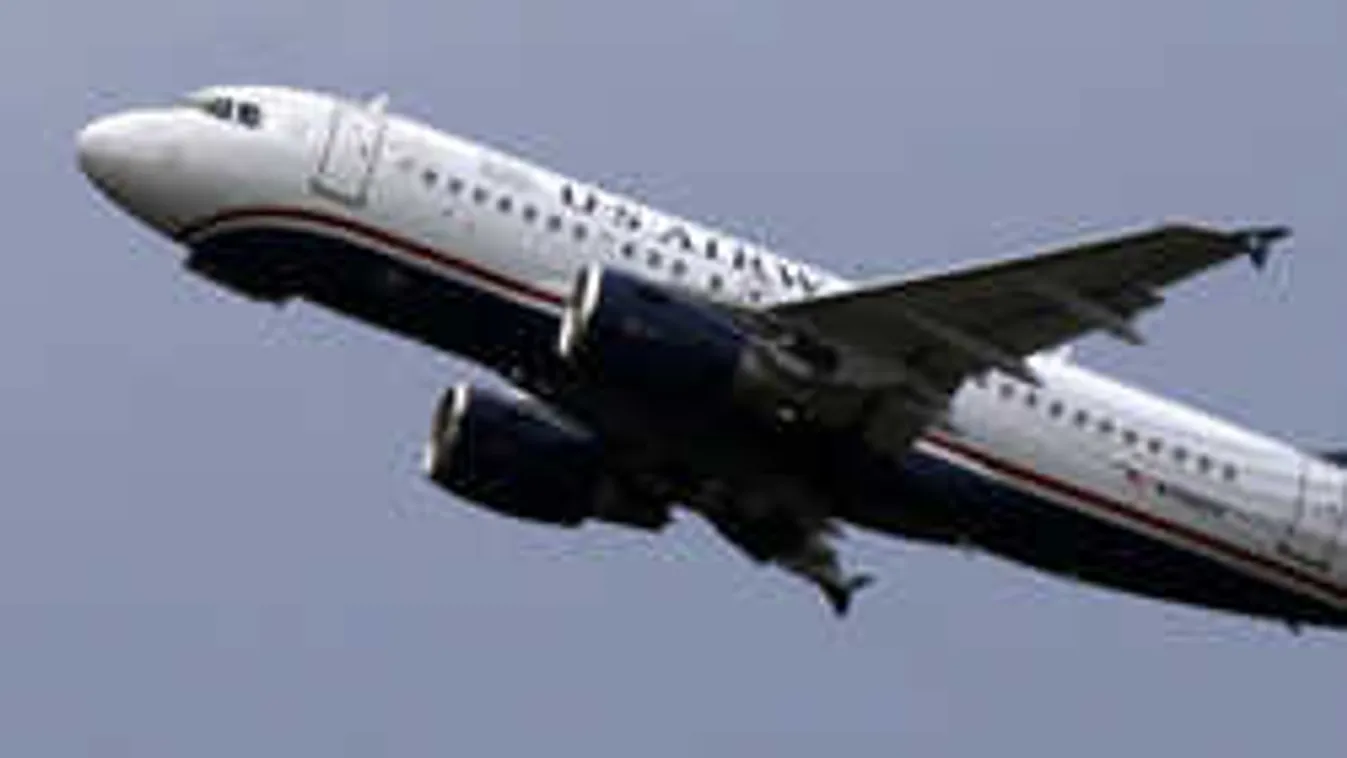 Egy repülőn meztelenkedett a fiatal lány, az egyik utas le is fotózta!