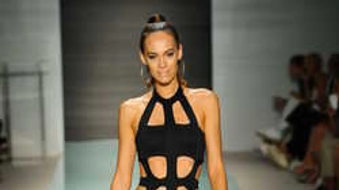 Te jó ég! Lyukas lesz idén a fürdőruha!