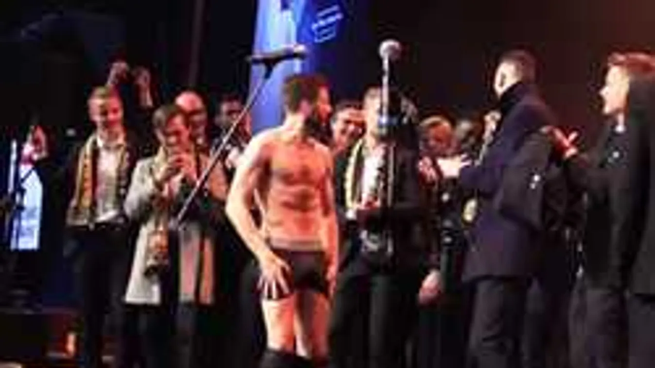 Botrányos sztriptíz a színpadon, teljesen levetkőzött a focista