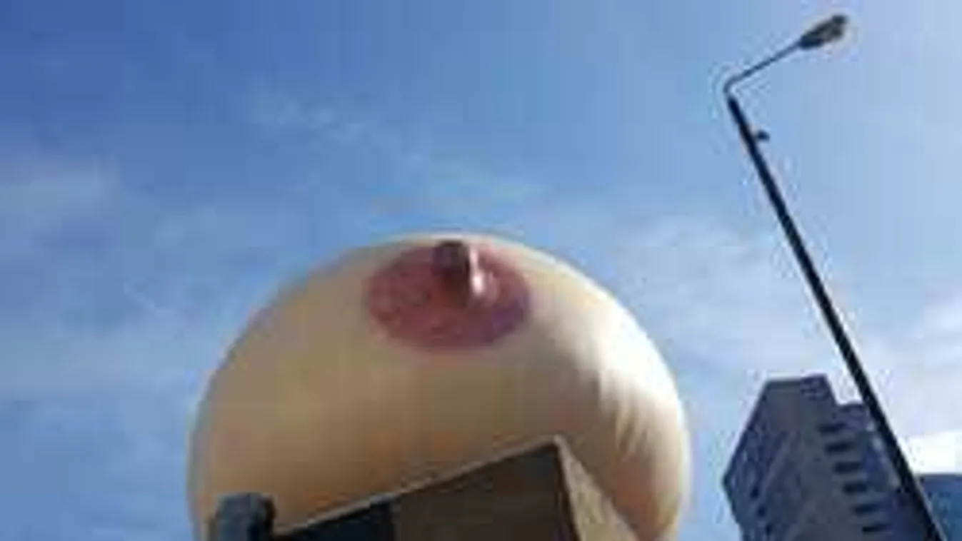 Hatalmas mellbimbó ragyogott fel London kék egén