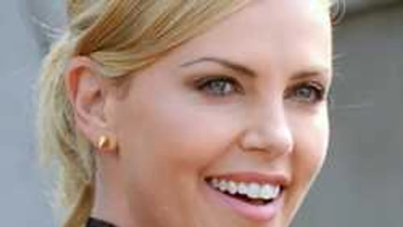 Lebukott, kolléganője exével jár a gyönyörű színésznő