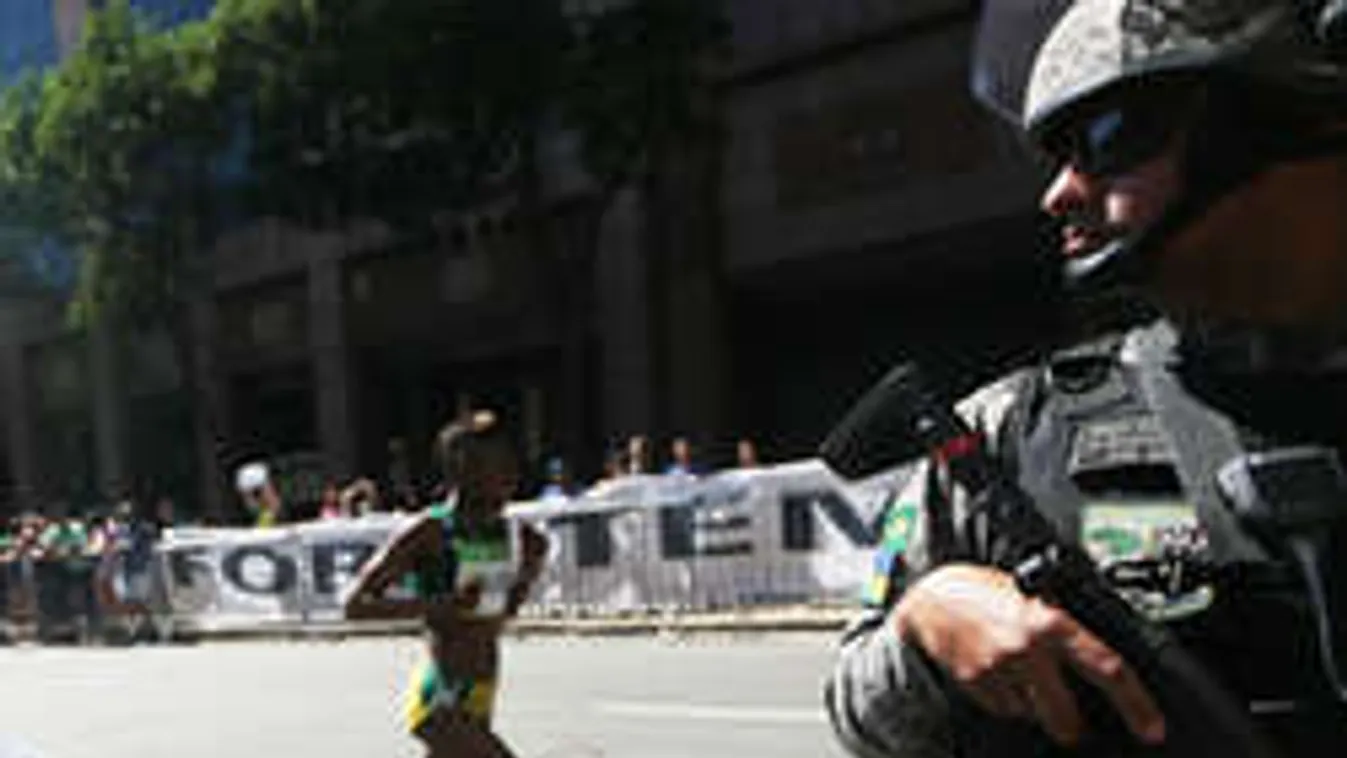 Fegyverrel védték a futókat verseny közben