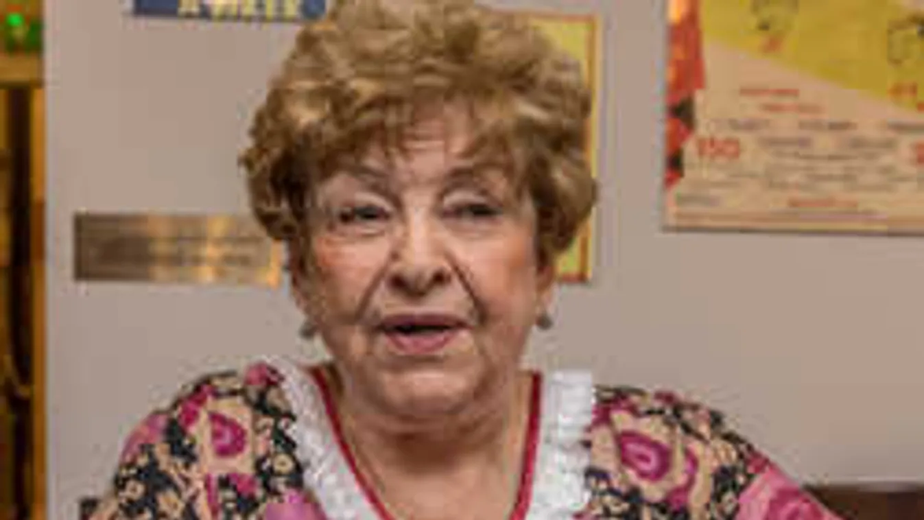 Nem számít a kor: az orvosok is csodálják Pásztor Erzsi hajlékonyságát