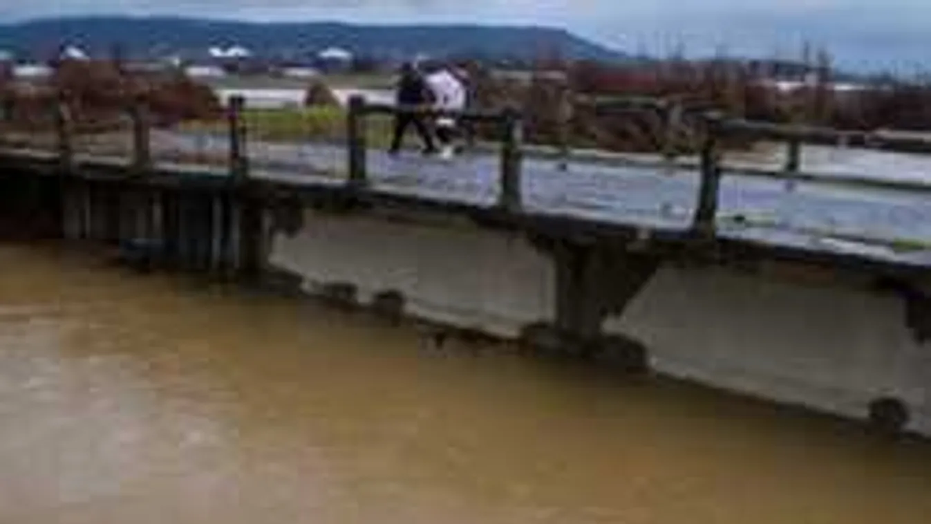 Egyre nagyobb a baj a Tiszánál, családok kerülhetnek veszélybe