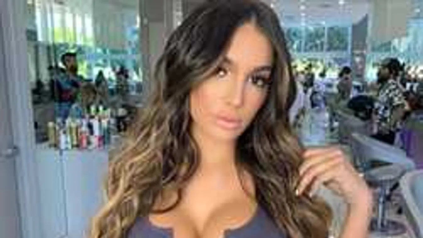 Félrehúzza bugyiját, eláll a lélegzet a nagy mellű szurkolólánytól