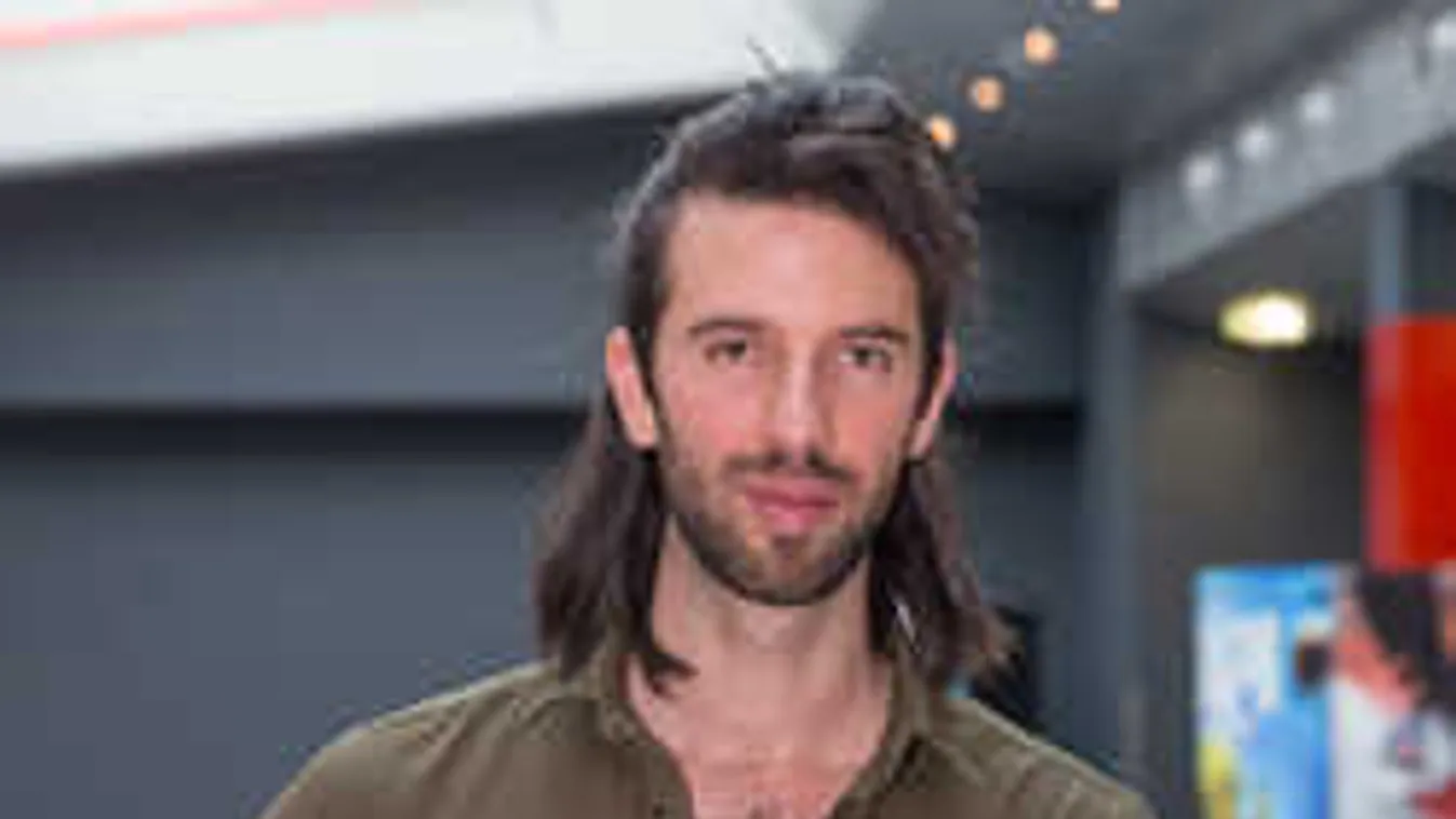 Undorító dolgot művelt a pesti éjszakában a magyar sztár, lefotózták