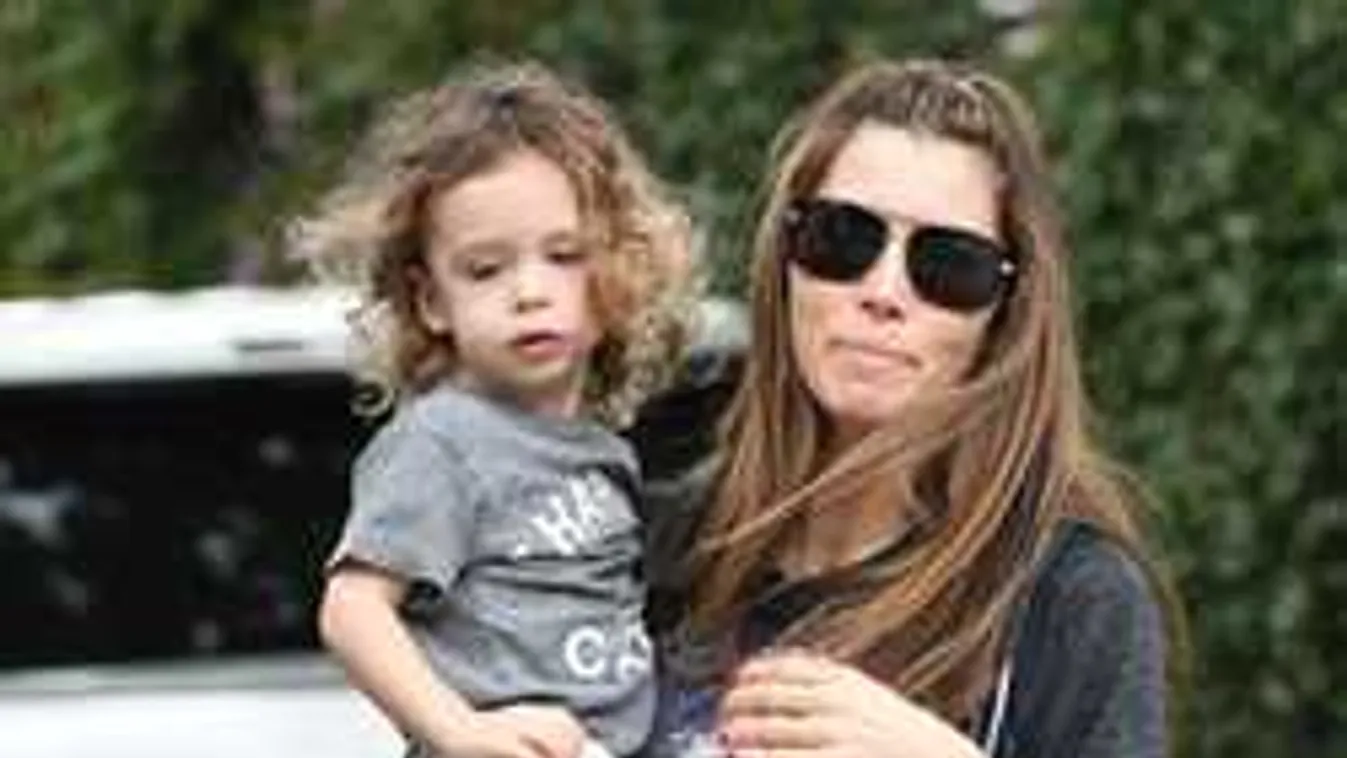 Szokatlan módon világosította fel a sztárpár 2 éves gyermekét