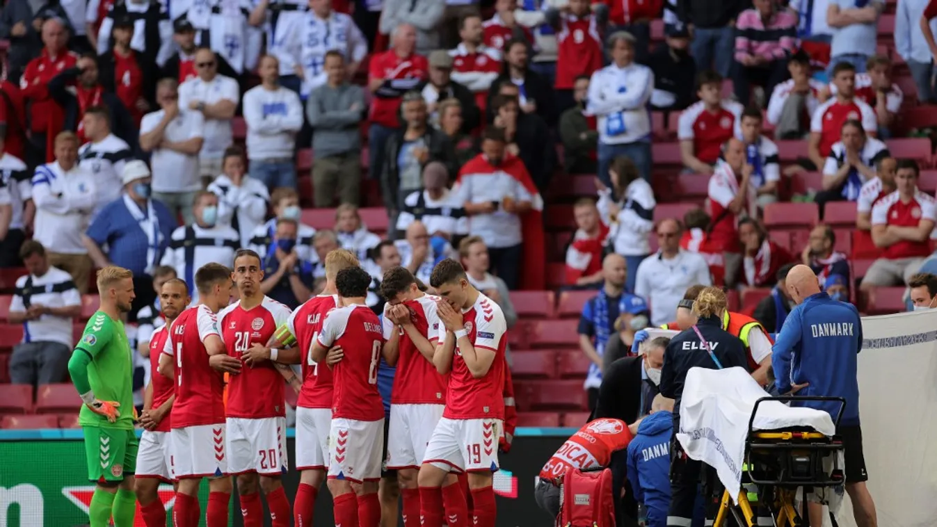 Poulsen (20) és társai kétségbeesve álltak sorfalat, hogy eltakarják Eriksen élethalálharcát