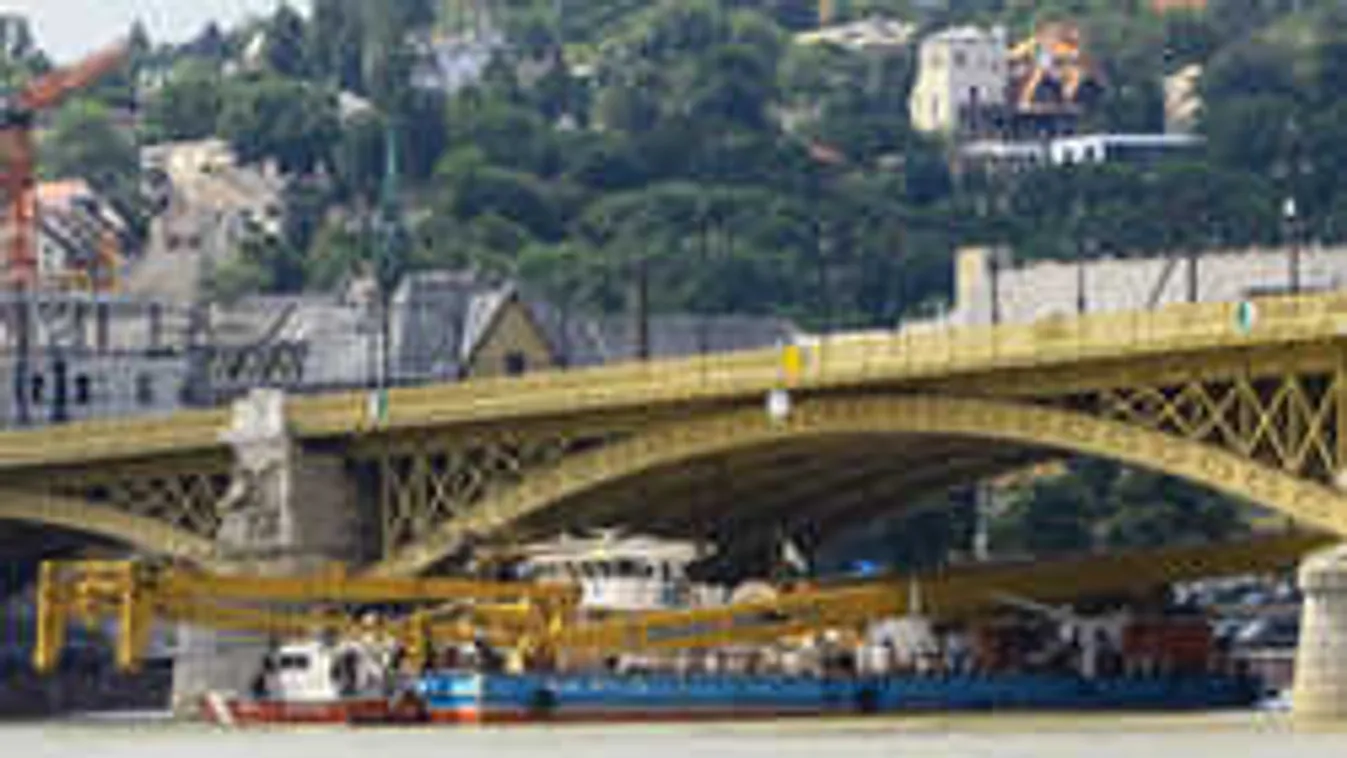 Átért a híd alatt a Clark Ádám és így fogja kiemelni a roncsot