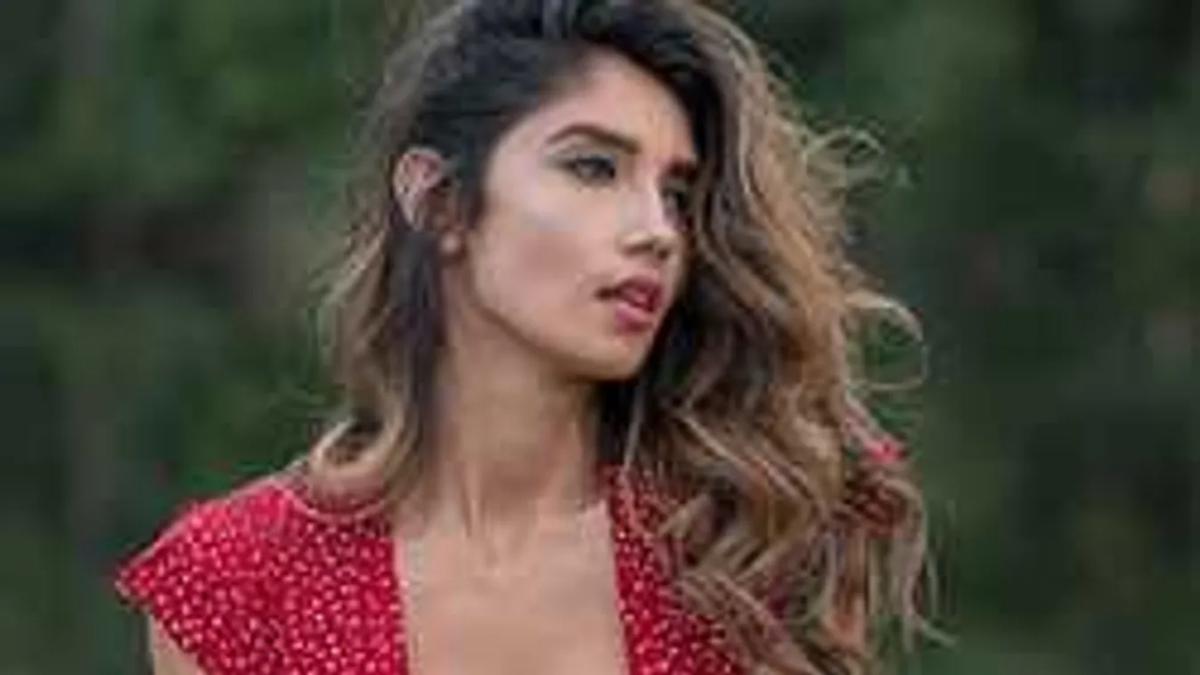 Gyönyörű mellek, zuhanyzás közben fotózták le a dögös edzőnőt