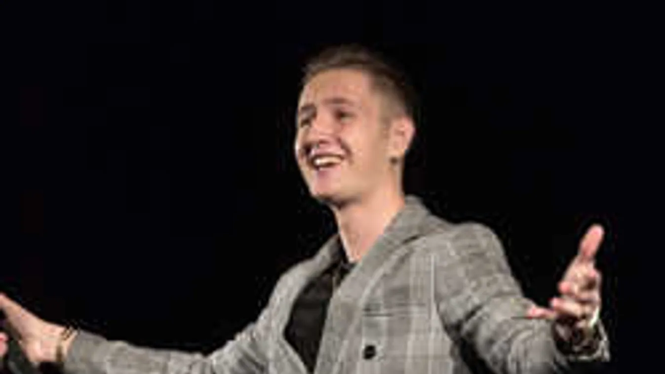 Felhívás! Bikinis lányoknak fizet a közkedvelt énekes