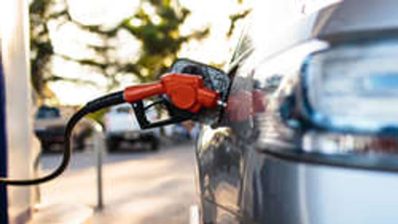 Ma is olcsóbban tankolhat az autósok egyik fele!