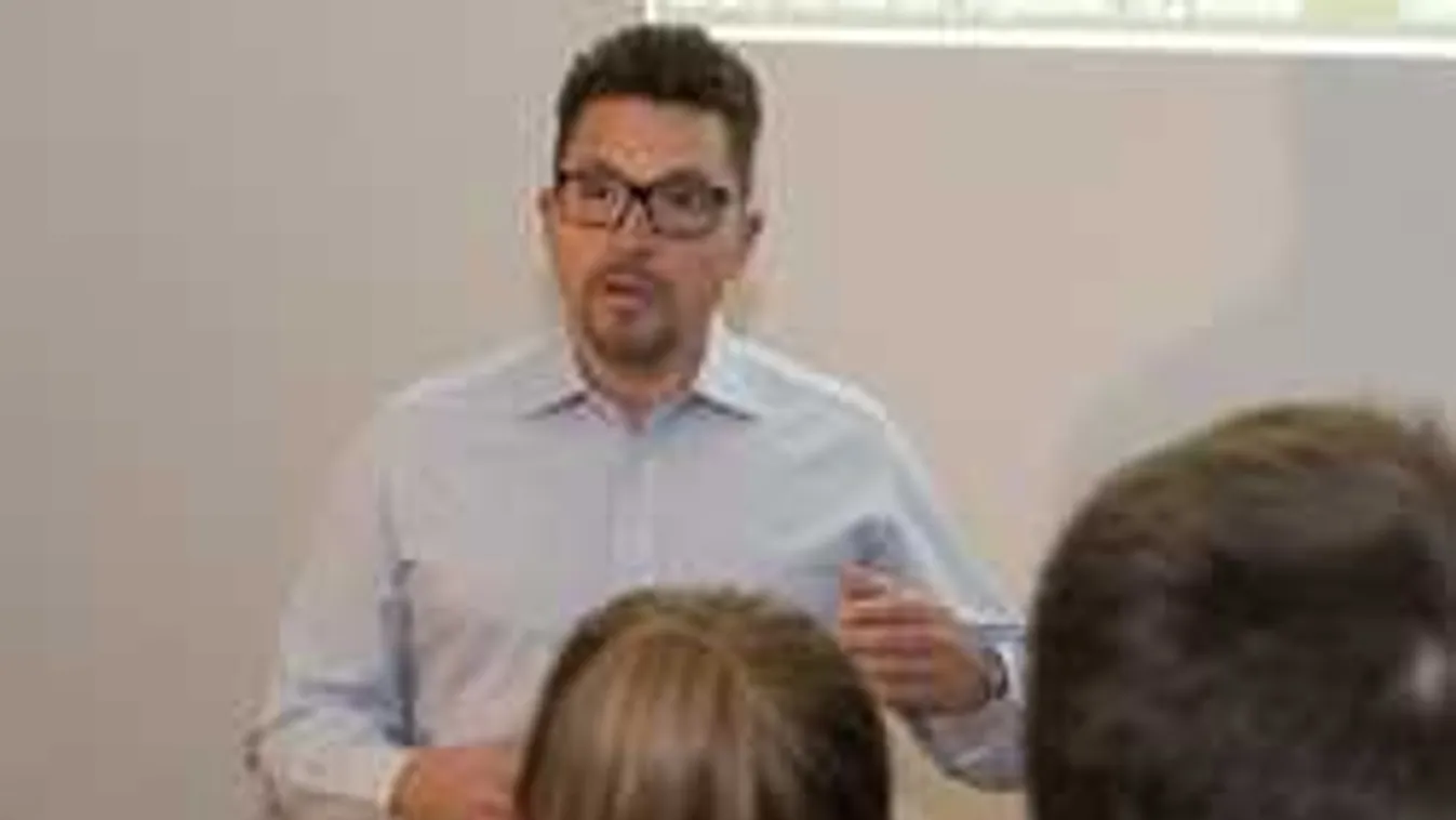 Sztárok tartottak órát a diákoknak, a kommunizmus áldozataira emlékeztek