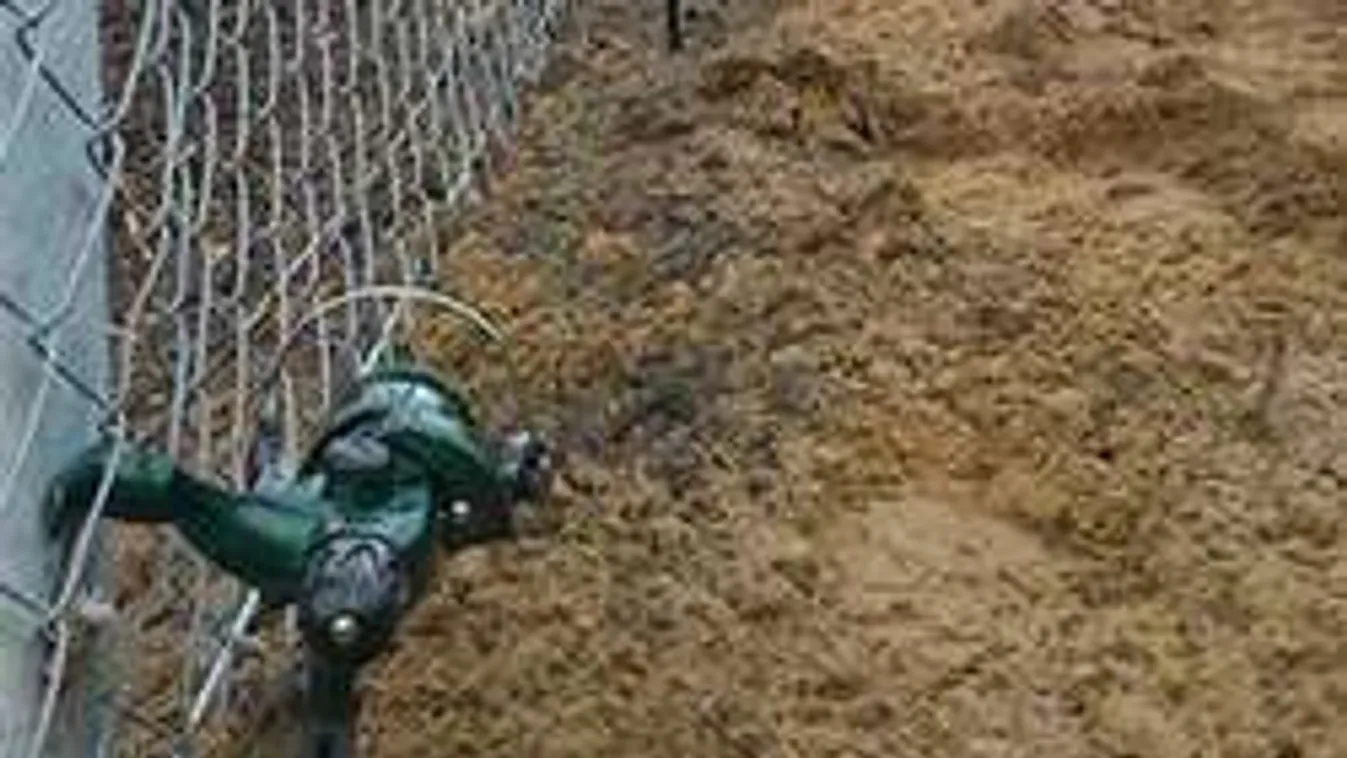 Nem hiszed el, milyen trükkel védik a határőrök a kerítést!