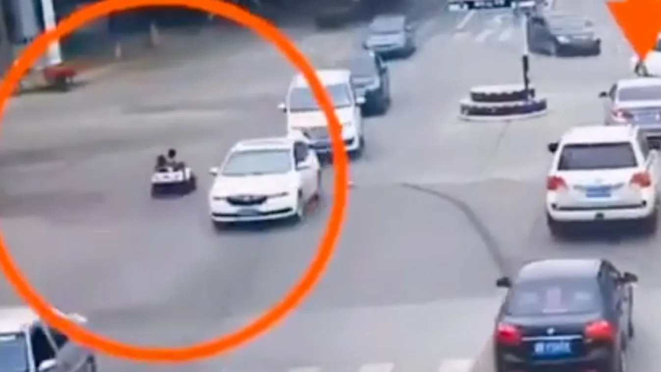 Sokkoló: kisgyerekek hajtottak a forgalommal szemben játék autójukkal – videó