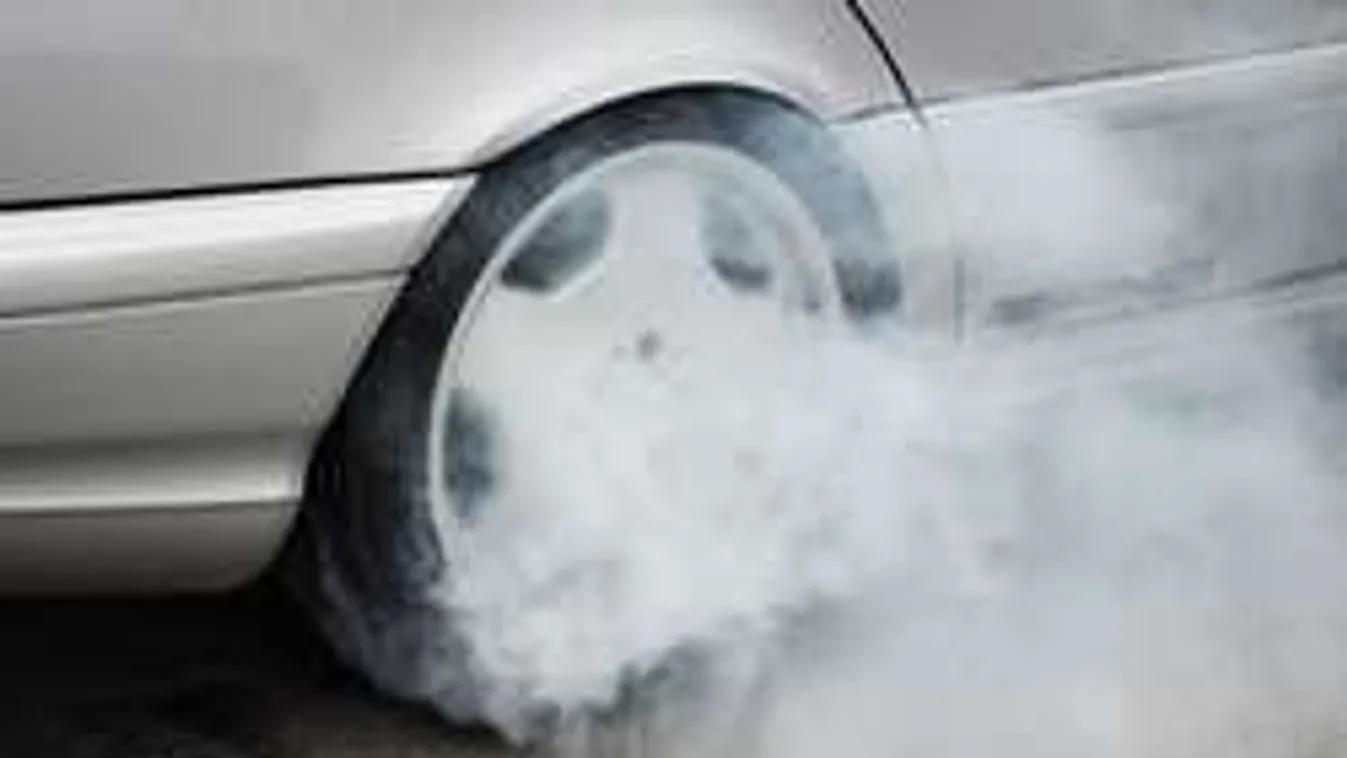 Felrobbantottak egy autót - mert olyan rosszul parkolt