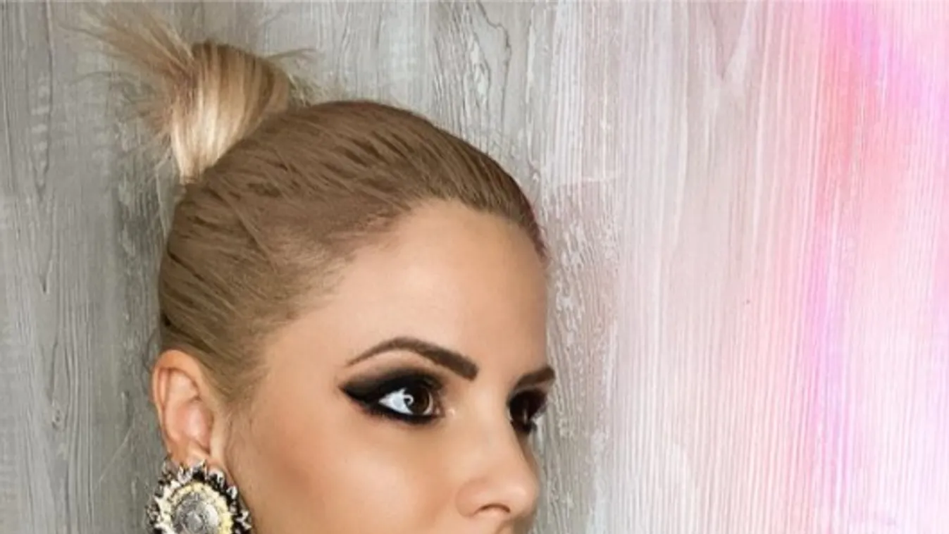 Lefotózták: Átlátszó ruhában sétált be a nádasba a szexi magyar sztár