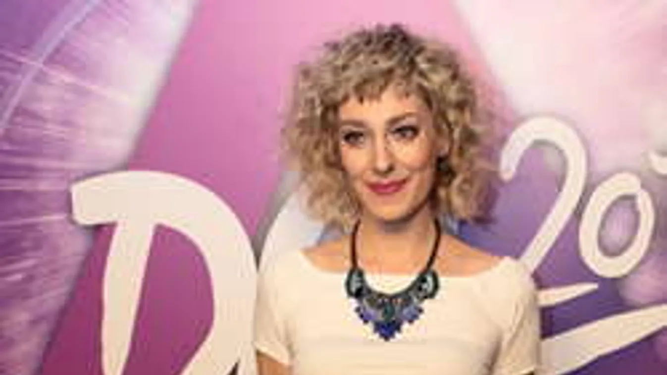 Viszolyogva gondol az első csókra A Dal énekesnője