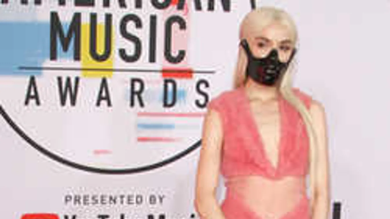 Mi történt a dögös énekesnővel? Maszkban jelent meg a vörös szőnyegen