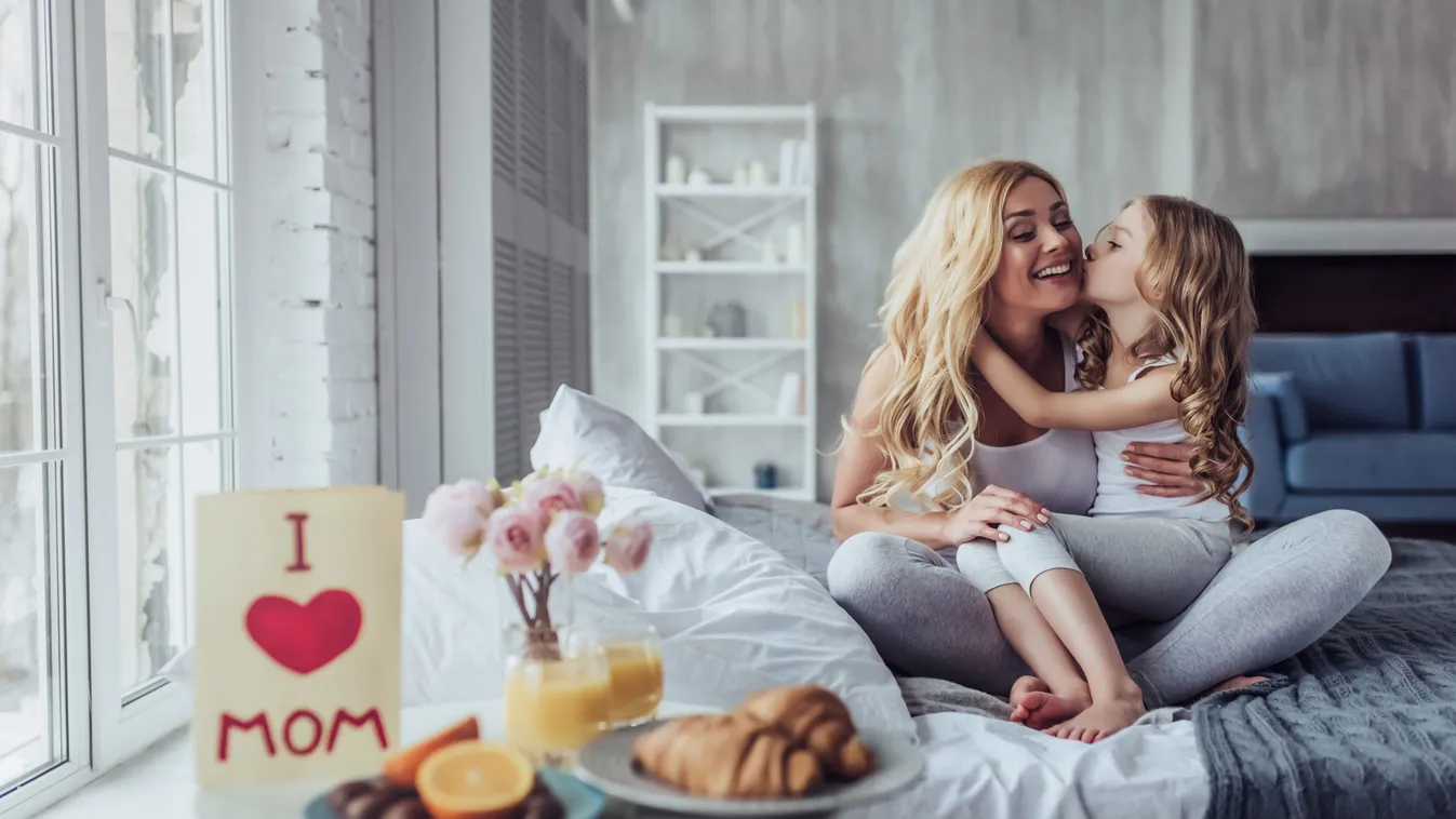 Attractive,Young,Woman,With,Little,Cute,Girl,Are,Spending,Time