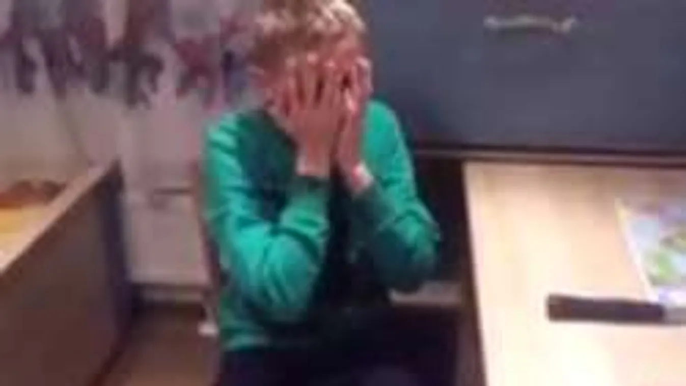 Kalapáccsal esett neki az okostelefonnak, nem hitte el ami történt