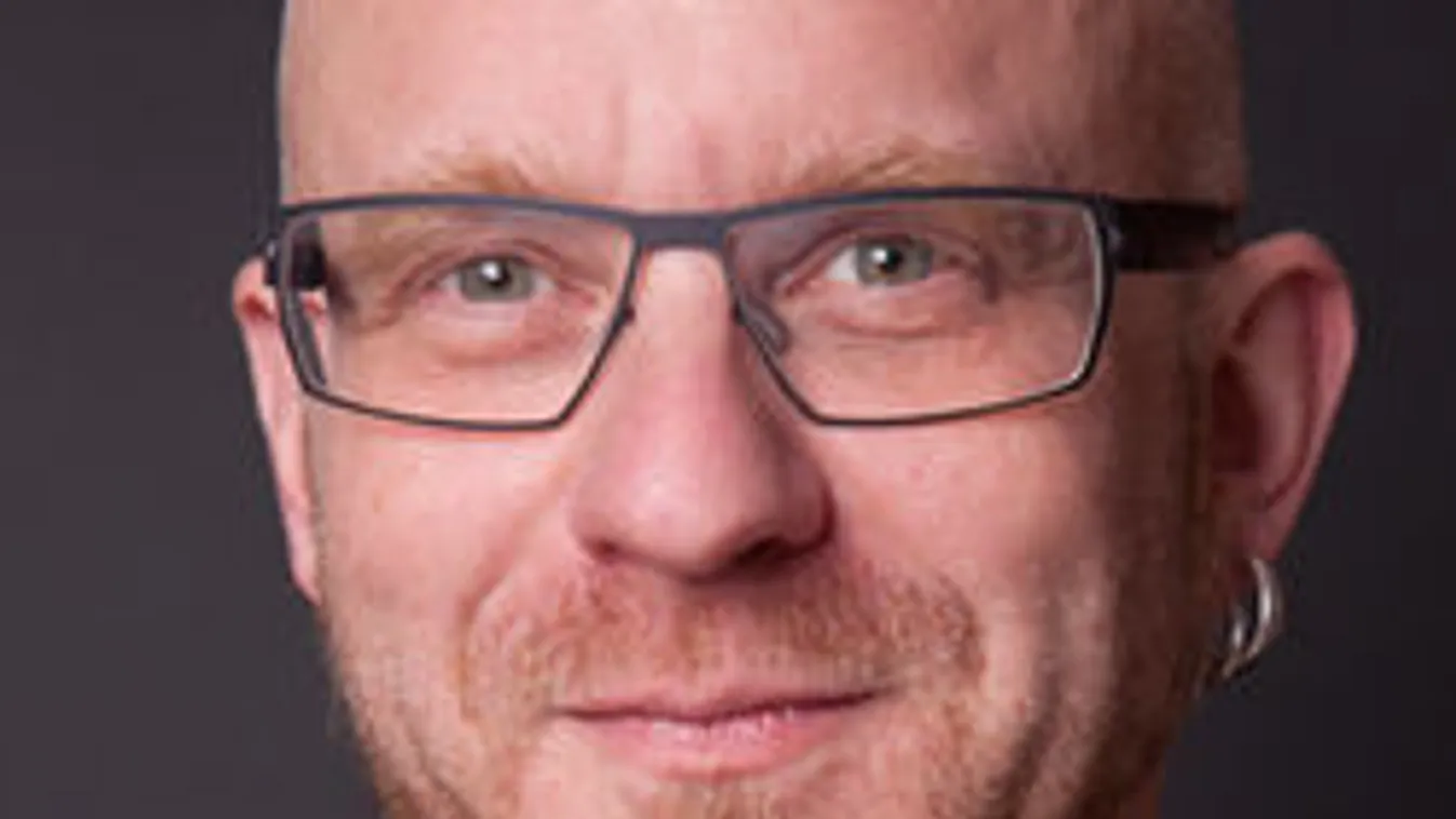 Püspök lett a férfivá operált nő - Fotó