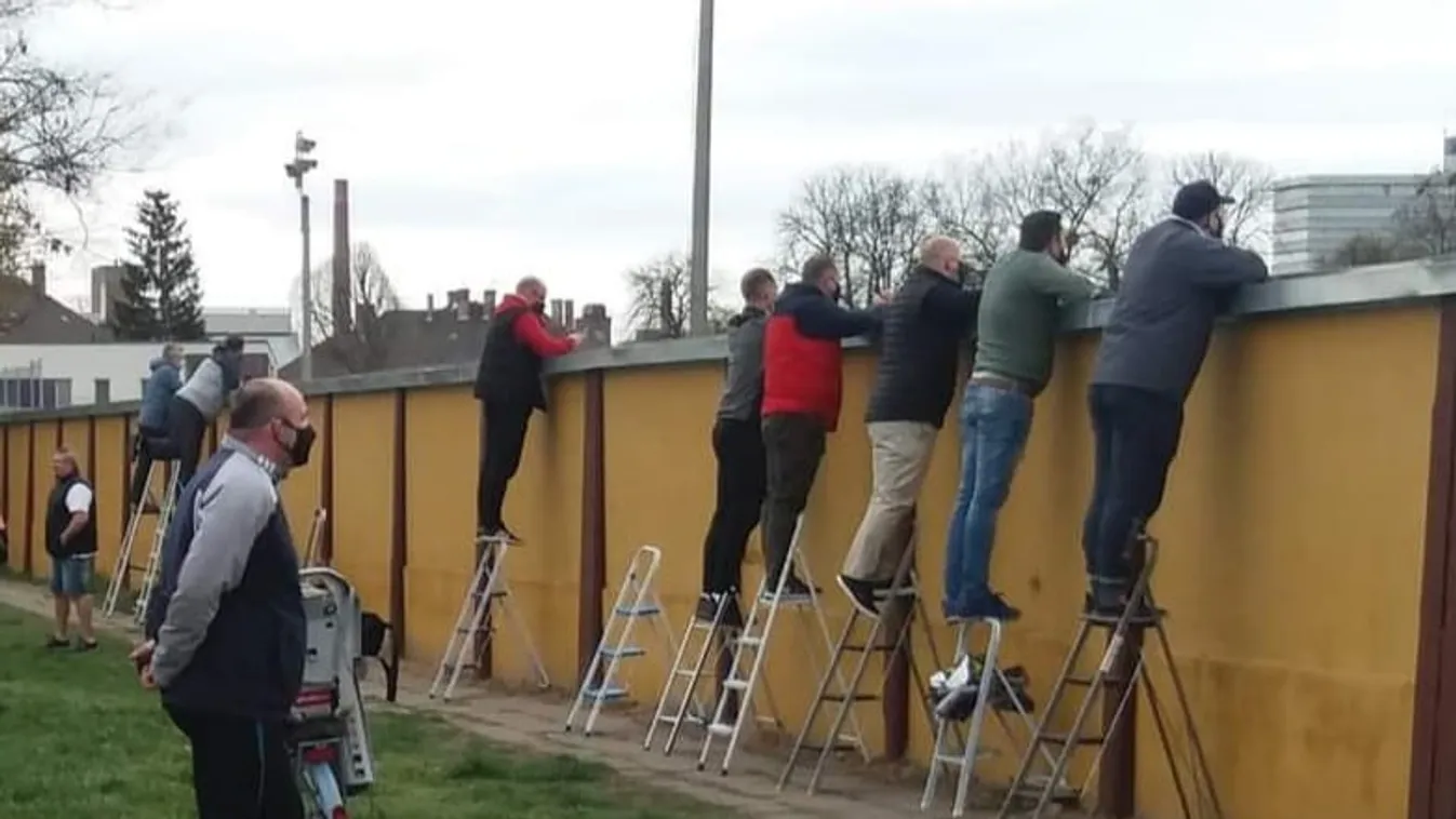 Leleményesség a koronavírus idején: Ezért hordanak magukkal létrát a szülők