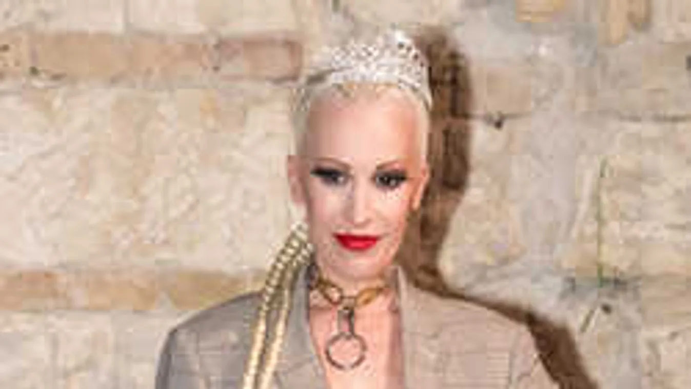 +18, erotikus fotók kerültek fel a világhálóra a magyar énekesnőről