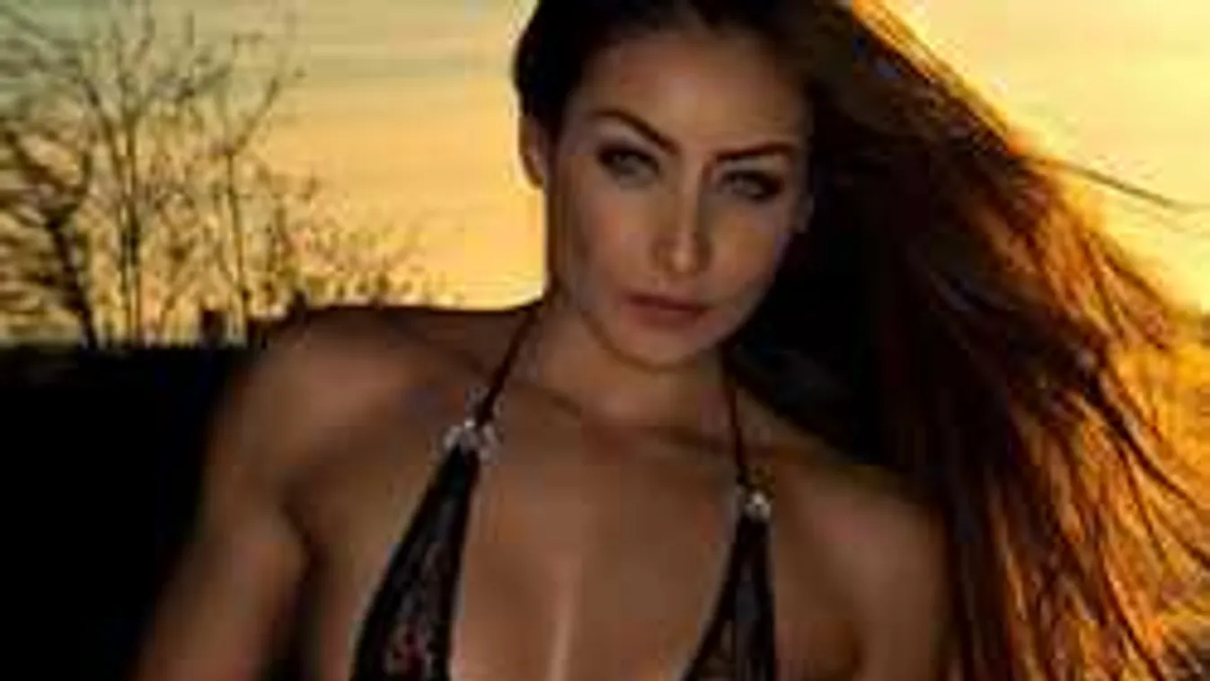 Félmeztelenül kéjeleg az ágaskodó mellbimbóit alig takargató modell