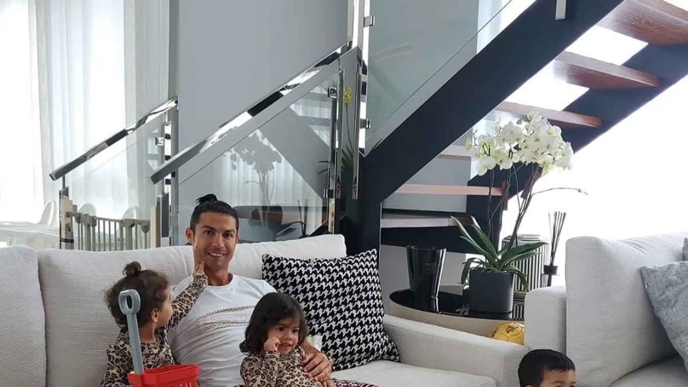 Lesd meg Cristiano Ronaldót, luxusban húzza meg magát a focista