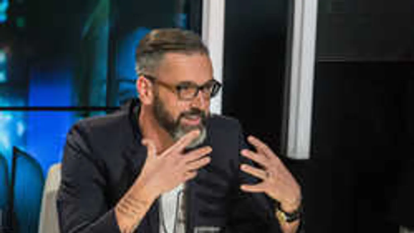 Viszony a konyhalánnyal? Durva vádak érték a családos magyar sztárt