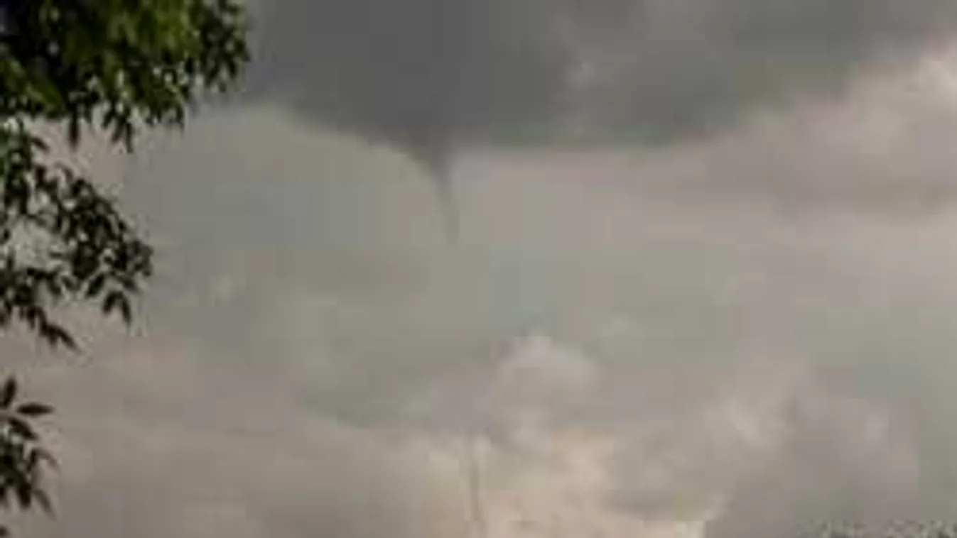 Pusztító vihar tombol az országban, tornádót is fotóztak