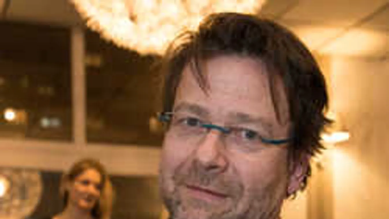 Íme az első fotó a magyar sztárpár újszülött kisfiáról