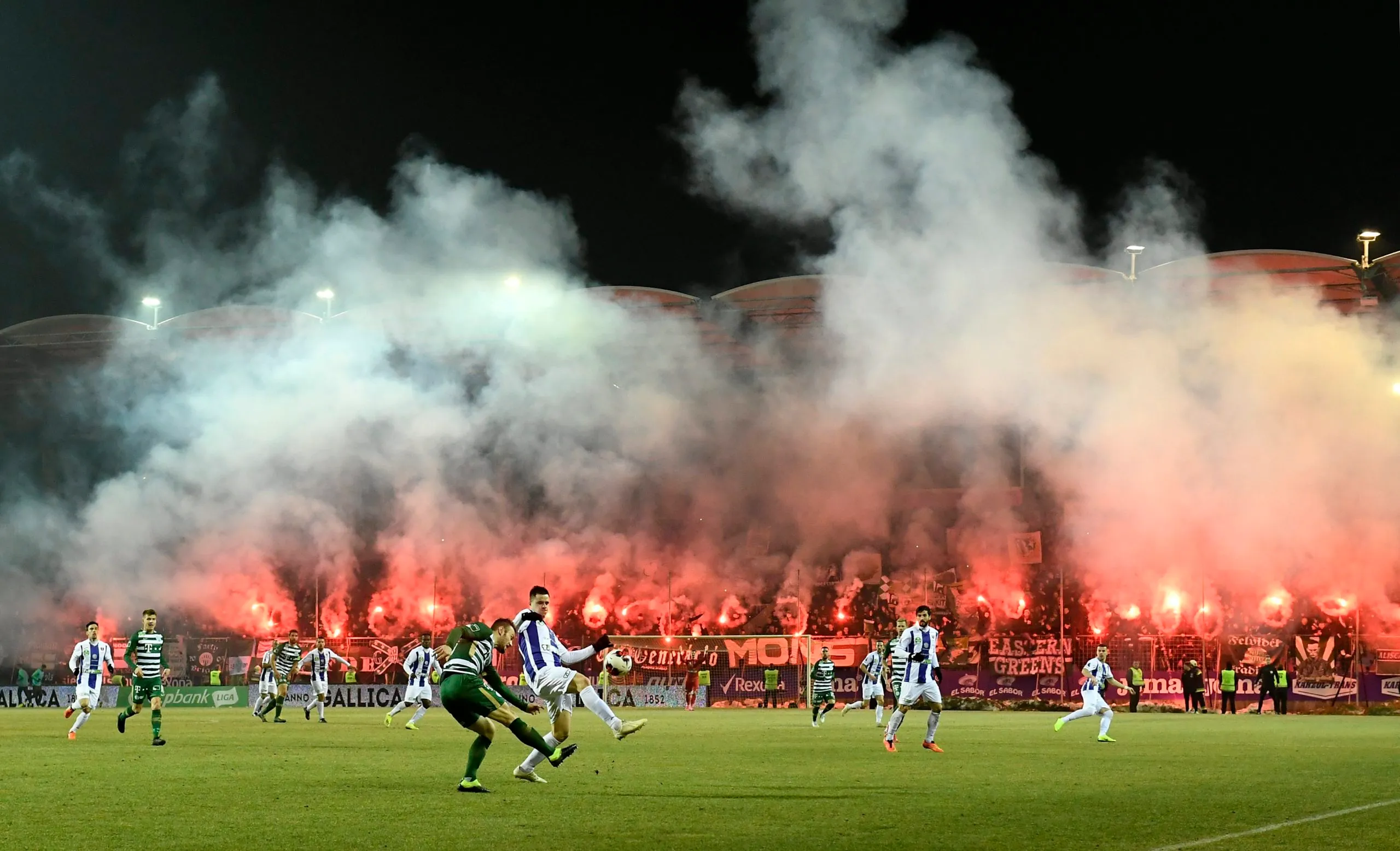Rubint Rella exférje Novotny Soma egy futballmérkőzésen cselezi ki ellenfelét.