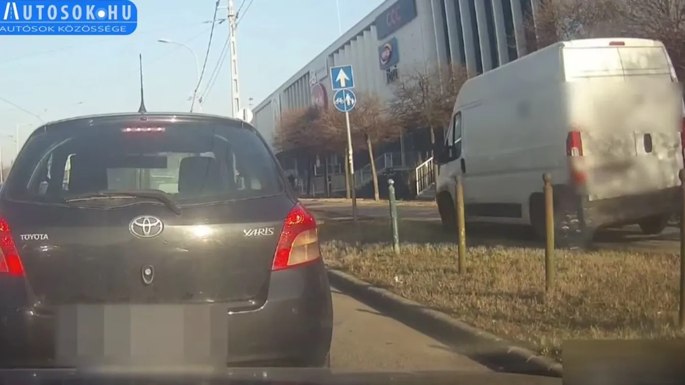 Furgon hajtott a járdára Budapesten, gyalogosok is voltak ott – videó