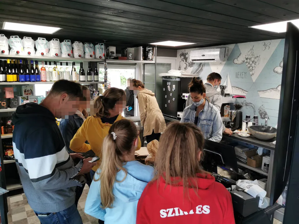 Ördög Nóra a pult mögött