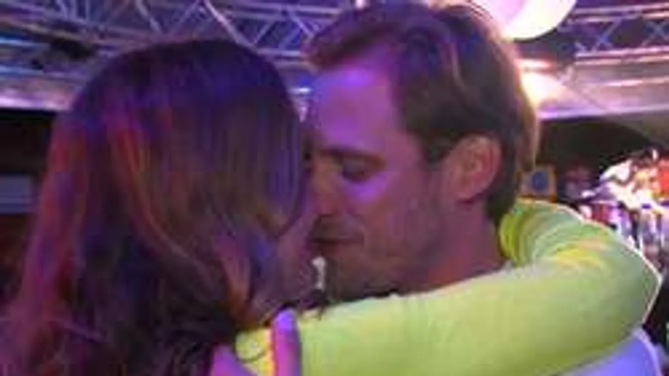 Demcsák Zsuzsa önfeledt csókcsatába bonyolódott a Soundon