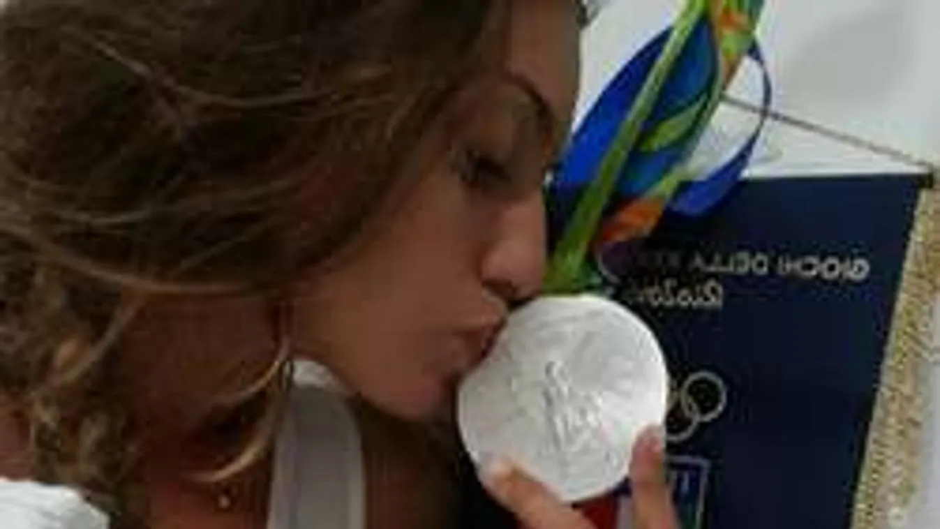 Csodás melleket villant az olimpia legszexibb vívónője