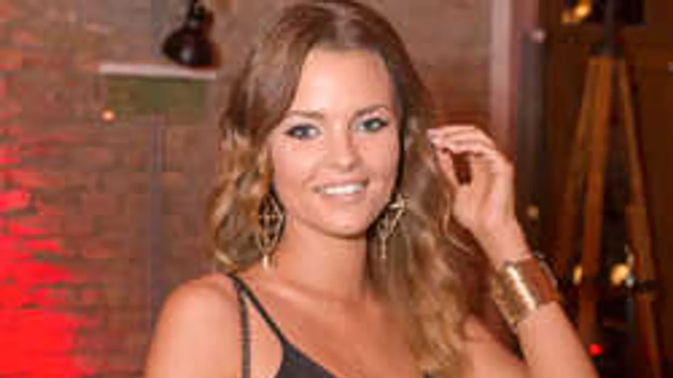 Közeleg az esküvő? Rajongóitól kért segítséget Kárpáti Rebeka