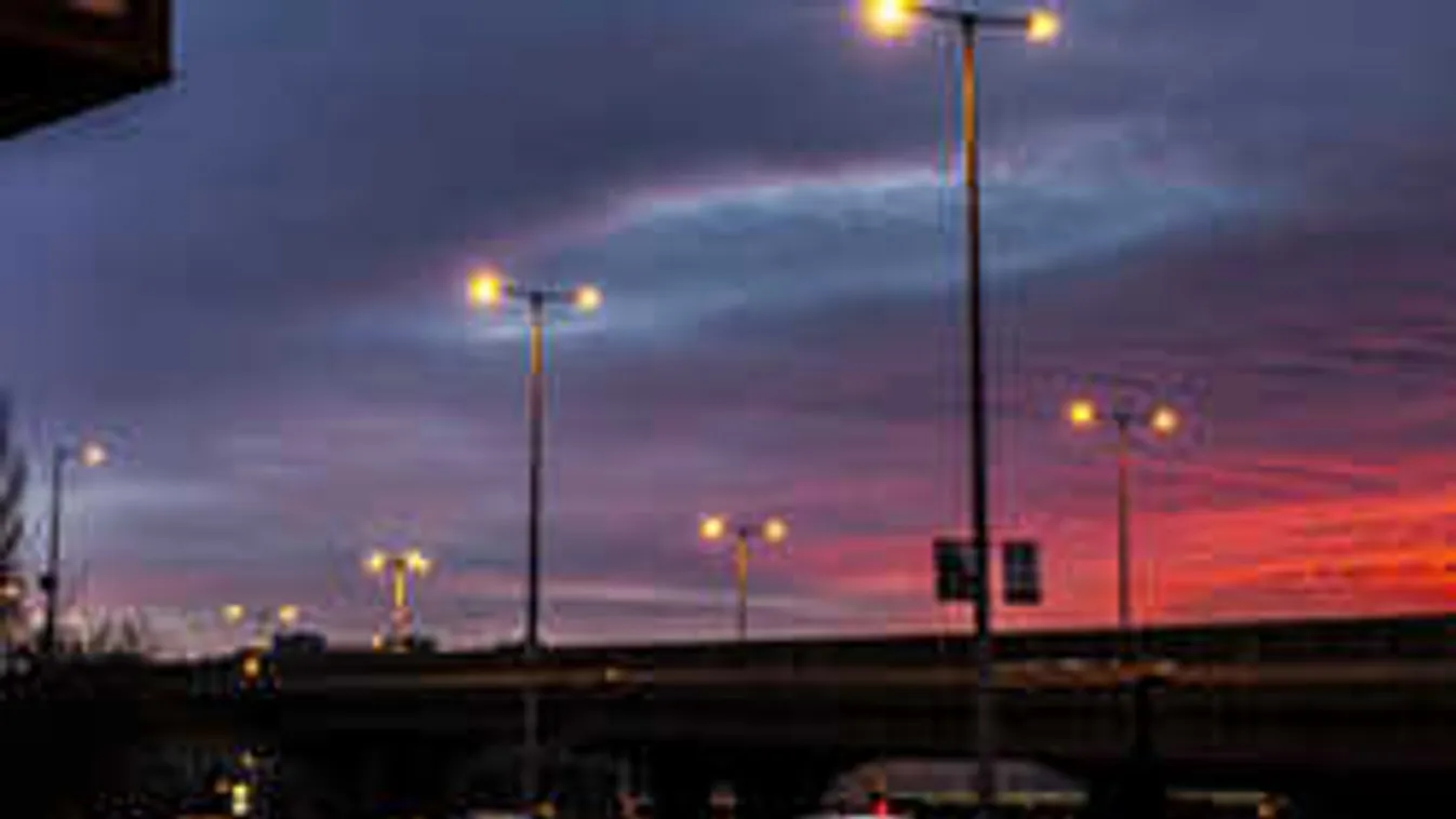 Csoda Óbudán: percekig szájtátva figyelték az eget a járókelők