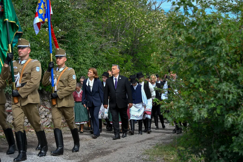 Lévai Anikó és Orbán Viktor végigjárta a Magyar Kálvária 14 stációját