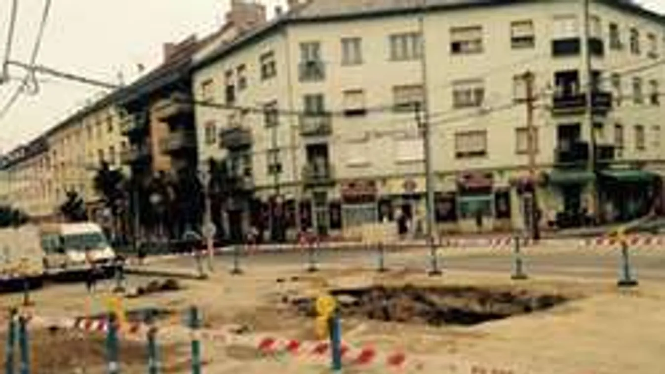 Szoba nagyságú lyuk tátong a zuglói kereszteződésben