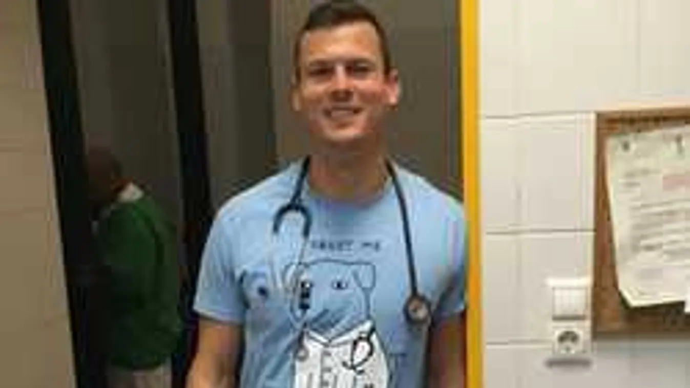 Kígyó tekeredett a magyar sztár nyakára