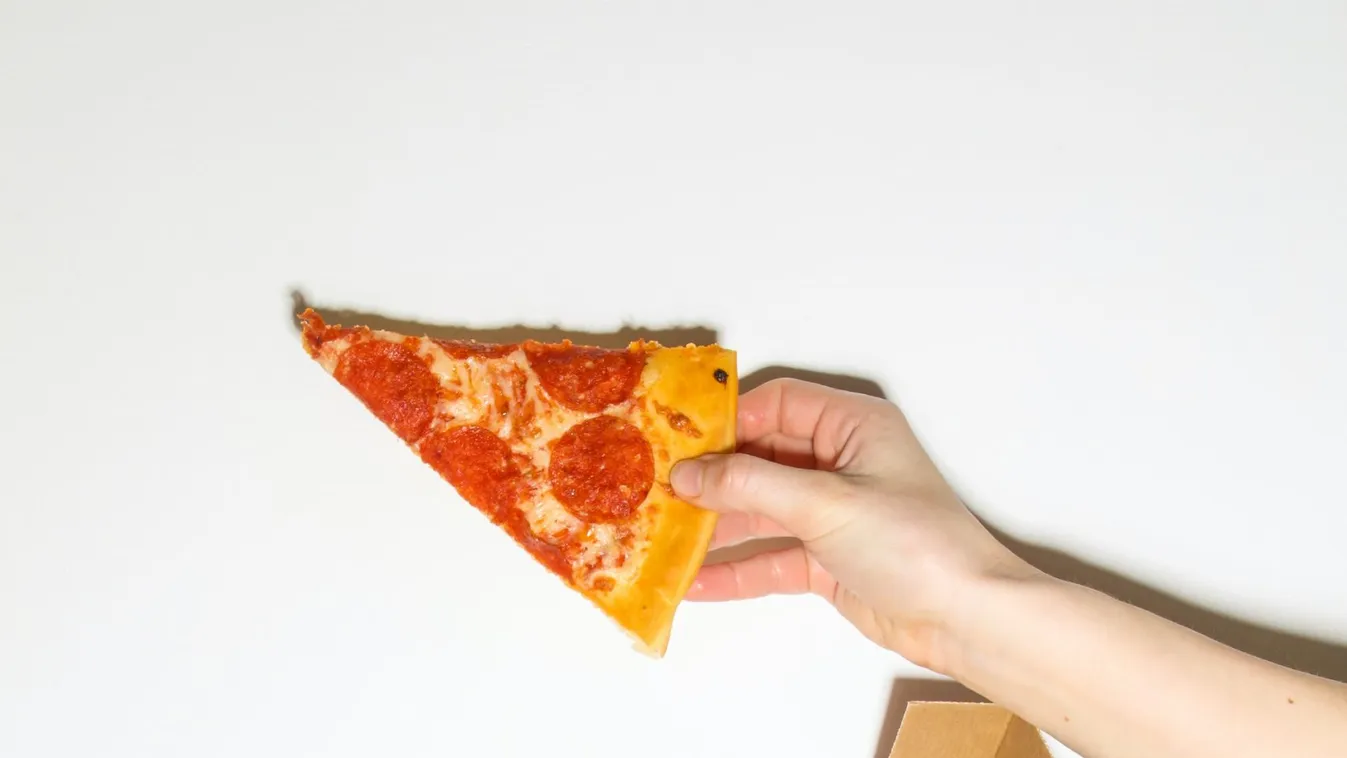 Munkahelyi ebéd: őrület, hogy szállították ki a pizzát az építkezésre – videó