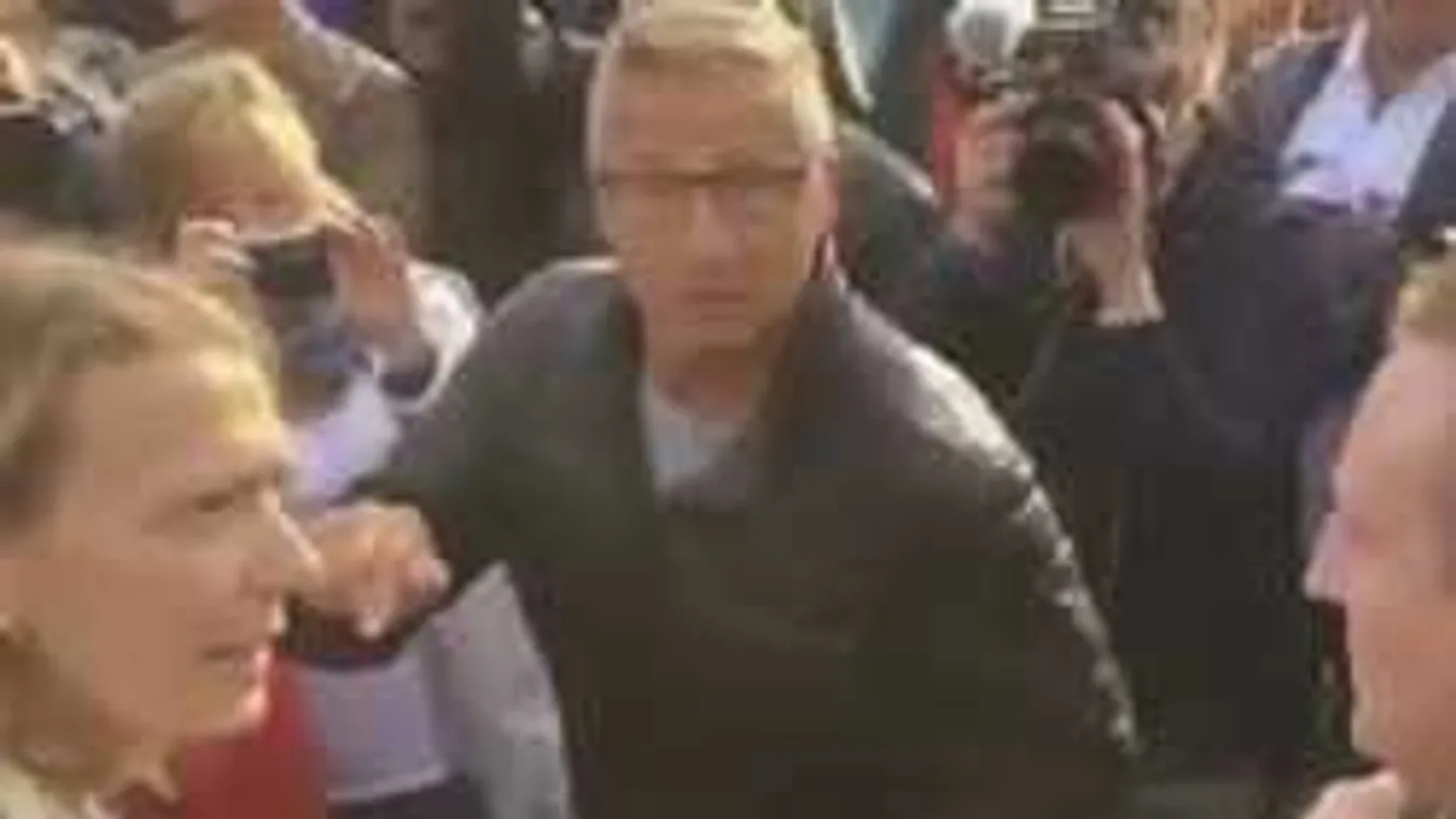 Ki itt a náci? Tüntetők osztják ki a német tévést Chemnitzben