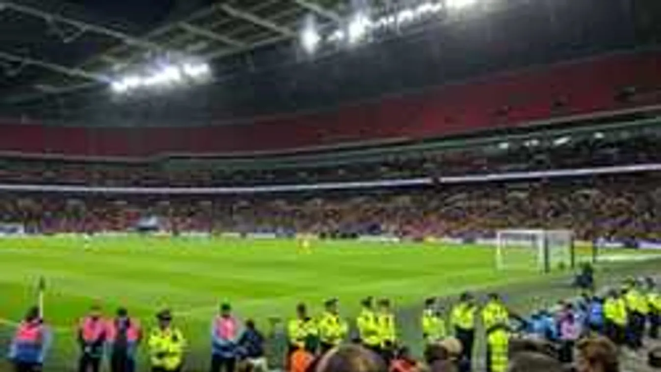 Tahóság a köbön: húgydobás a stadionban